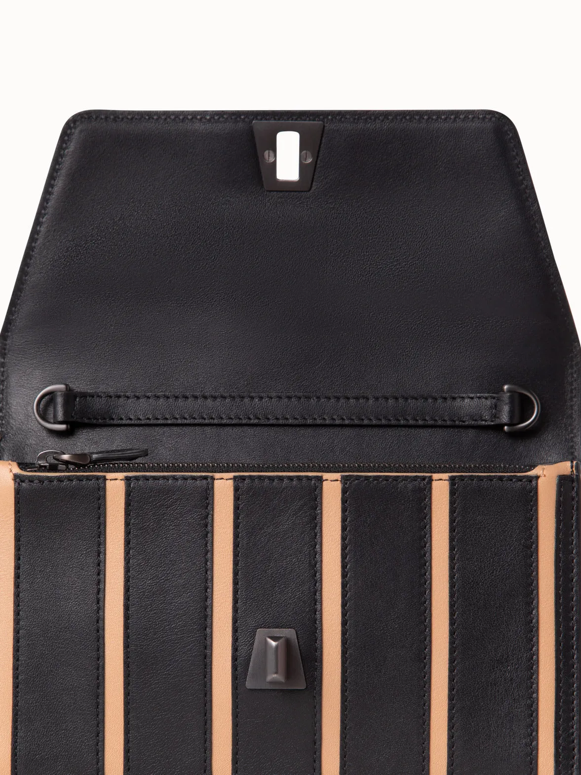 Anouk Envelope Tasche aus Lederstreifen
