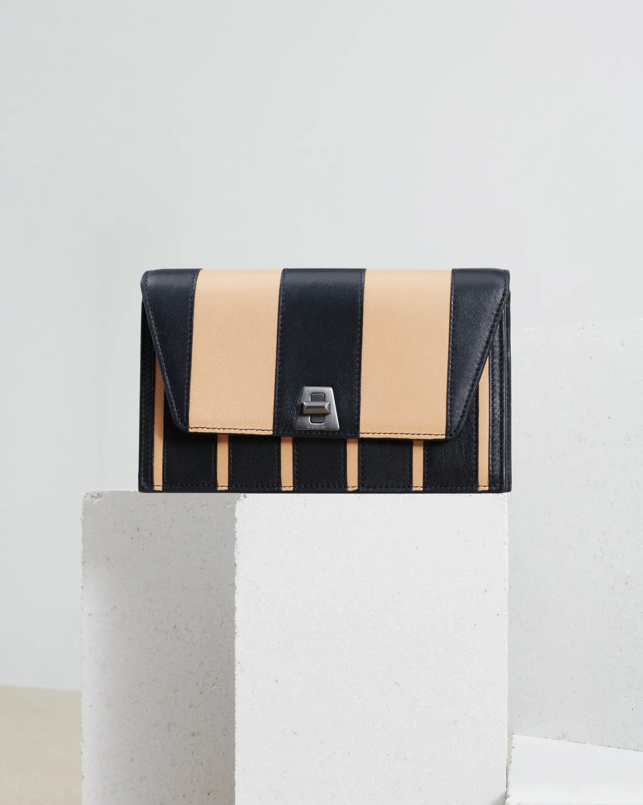 Anouk Envelope Tasche aus Lederstreifen