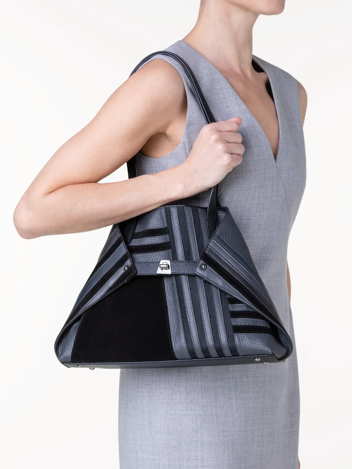 Small Ai Schultertasche aus Leder mit Zick-Zack-Trapez Patchwork