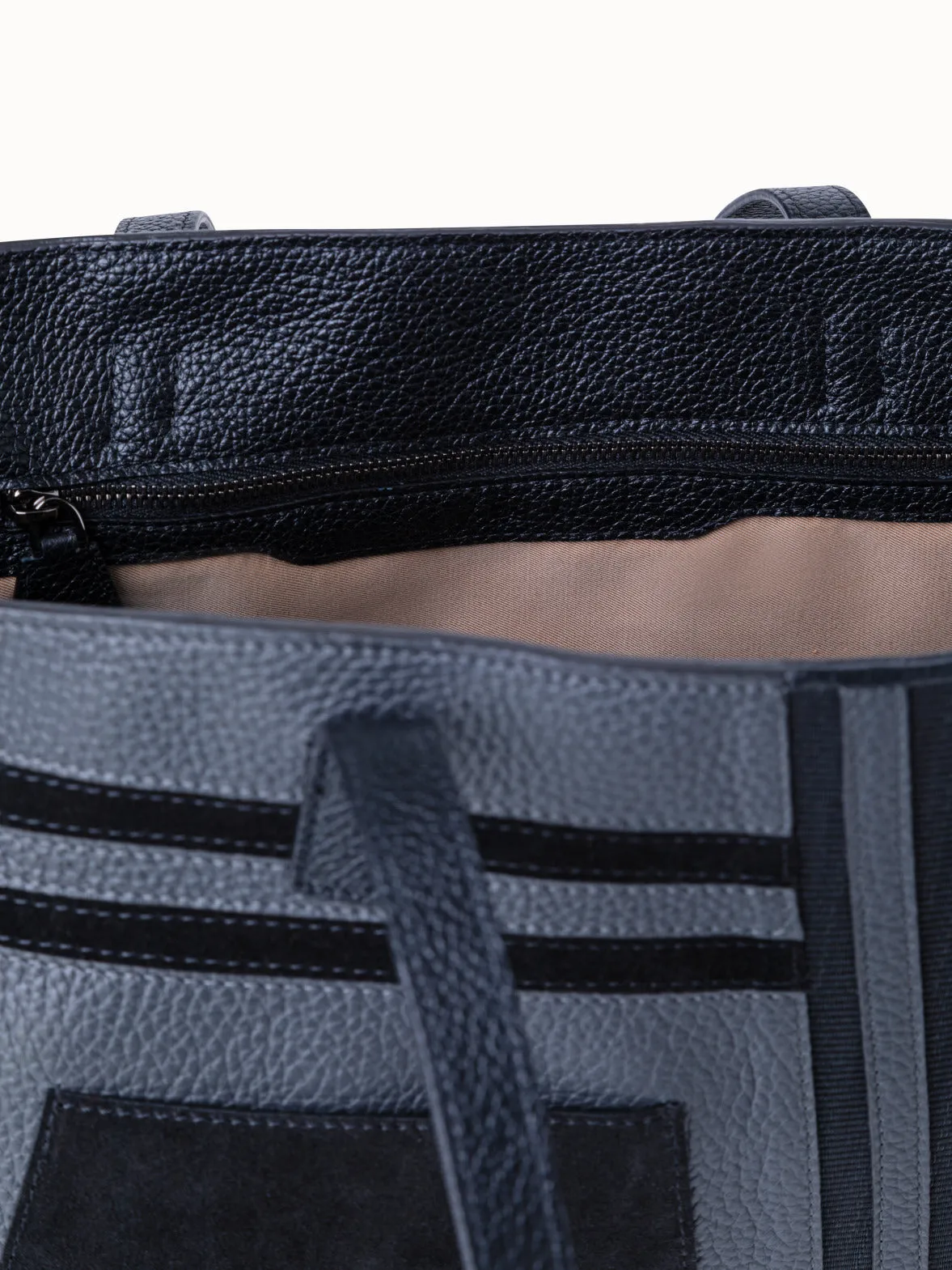 Small Ai Schultertasche aus Leder mit Zick-Zack-Trapez Patchwork